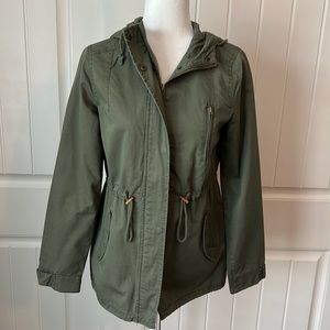 Khaki jacket, zips up and snaps, two pockets, sz M.